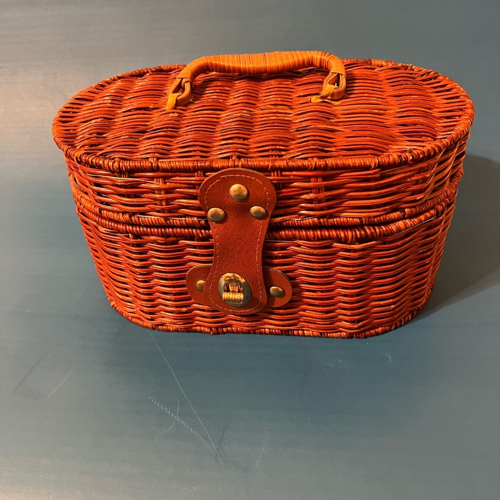 VTG Wicker Purse Basket / Picnic Basket